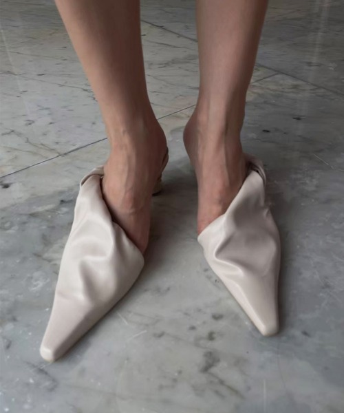 Ameri(アメリ)の「SQUEEZE STRAP MULE(パンプス・レディース・ブラック/アイボリー/イエロー・MEDIUM/LARGE/SMALL)」の4枚目の写真