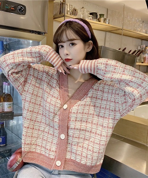 VIBGYOR Women（ヴィブジョー　ウィメン）の「【KOREA SELECT】カラフル ツイード Vネック カーディガン（カーディガン/ボレロ・レディース・ピンク/ブルー・FREE）」の2枚目の写真