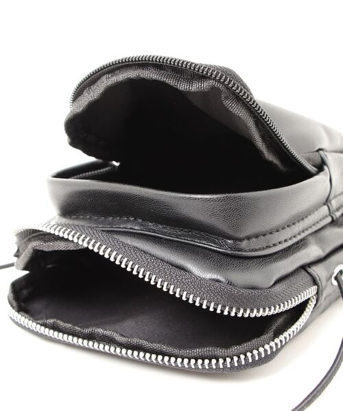 LATINA(ラティーナ)の「フェイクレザードローストリングクロスボディバッグ(ショルダーバッグ・レディース・ブラック・FREE)」の3枚目の写真