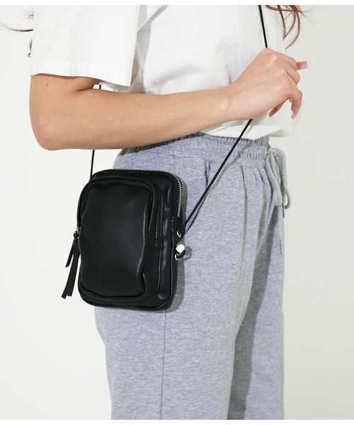 LATINA(ラティーナ)の「フェイクレザードローストリングクロスボディバッグ(ショルダーバッグ・レディース・ブラック・FREE)」の1枚目の写真