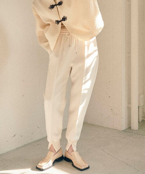 MATURED（マチュアード）の「【MATURED/マチュアード】ヘムスリットジョガーパンツ（その他パンツ・レディース・オフホワイト/ブラック・1/2）」の2枚目の写真