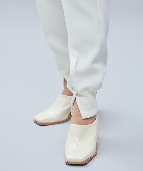 MATURED（マチュアード）の「【MATURED/マチュアード】ヘムスリットジョガーパンツ（その他パンツ・レディース・オフホワイト/ブラック・1/2）」の6枚目の写真