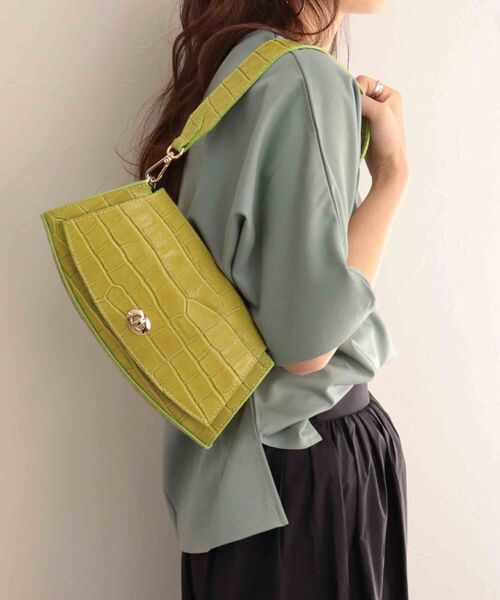 fredy emue（フレディエミュ）の「【M ROSE/エムローズ】型押しカーブフォルム ショルダーバッグ（ショルダーバッグ・レディース・ブラック/イエロー・FREE）」の2枚目の写真