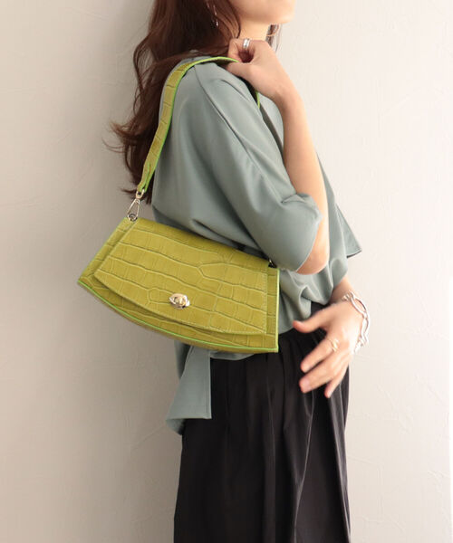 fredy emue（フレディエミュ）の「【M ROSE/エムローズ】型押しカーブフォルム ショルダーバッグ（ショルダーバッグ・レディース・ブラック/イエロー・FREE）」の13枚目の写真