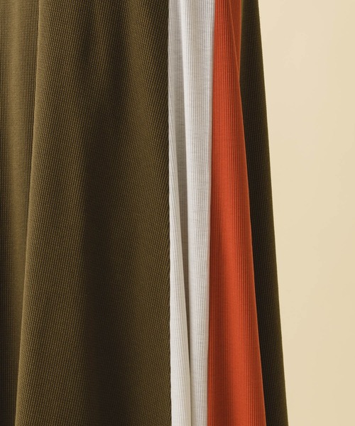 ROSIEE（ロージー）の「ROSIEE ワッフル素材脇配色ワンピース（ワンピース・レディース・ブラック/カーキ・FREE）」の4枚目の写真