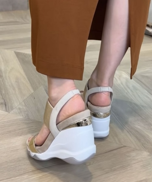 diana（プラスダイアナ）の「ハイウェッジ サテン×メタリック