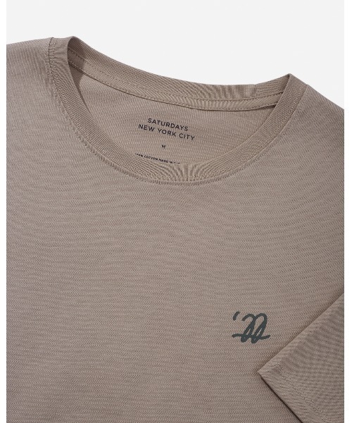 Saturdays NYC（サタデーズ ニューヨークシティ ）の「Saturdays Conservatory Standard SS Tee（Tシャツ/カットソー・メンズ・チャコールグレー/ベージュ・M/L/XL/S/X-SMALL）」の5枚目の写真