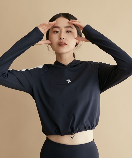 XEXYMIX(ゼクシィミックス)の「【XEXYMIX】接触冷感&UV サイドライン フード付き 長袖トップ(Tシャツ/カットソー・レディース・ブラック・S/M)」の2枚目の写真