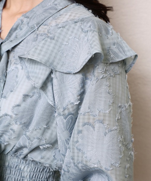 one after another NICE CLAUP（ワンアフターアナザーナイスクラップ）の「1枚で華やかな存在感。前後2wayブラウス（シャツ/ブラウス・レディース・アイボリー/ホワイト系その他/ブルー・FREE）」の17枚目の写真