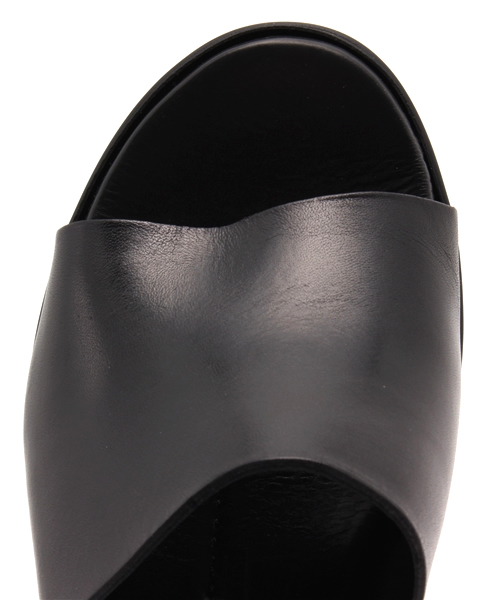 ROSE BUD(ローズバッド)の「13-117-104/VACCH PLATFORM SANDAL(サンダル・レディース・ブラック・36/35/38/39/37)」の2枚目の写真