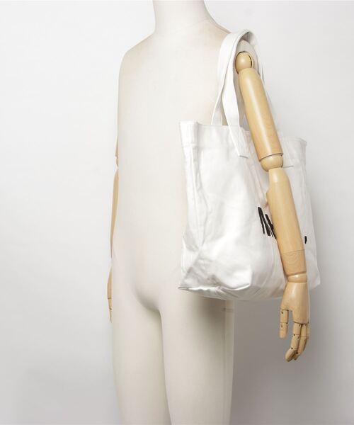 MHL.(エムエイチエル)の「HEAVY COTTON CANVAS(トートバッグ・レディース・ブラック/ホワイト・FREE)」の6枚目の写真