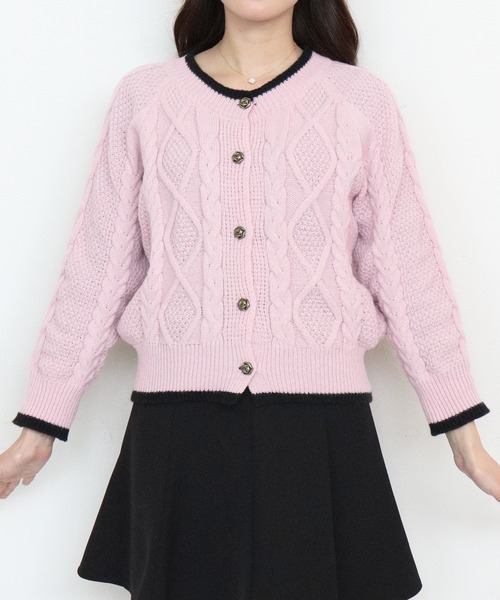 titty＆Co. PETIT by poyo（ティティーアンドコープティバイポヨ）の「【titty&Co.PETIT by poyo】バイカラーケーブルニットカーディガン（カーディガン/ボレロ・レディース・ピンク/ホワイト・FREE）」の4枚目の写真