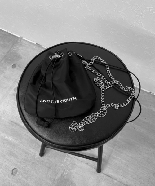 LVEU.（ラブユ.）の「【LVEU.】チェーンショルダーミニ巾着バッグ / バッグ 鞄 BAG ミニ ショルダー 巾着 チェーン ブラック（ショルダーバッグ・レディース・ブラック・FREE）」の2枚目の写真