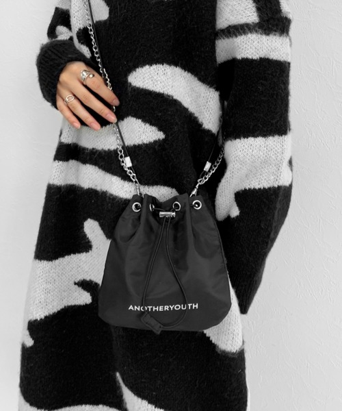 LVEU.（ラブユ.）の「【LVEU.】チェーンショルダーミニ巾着バッグ / バッグ 鞄 BAG ミニ ショルダー 巾着 チェーン ブラック（ショルダーバッグ・レディース・ブラック・FREE）」の6枚目の写真