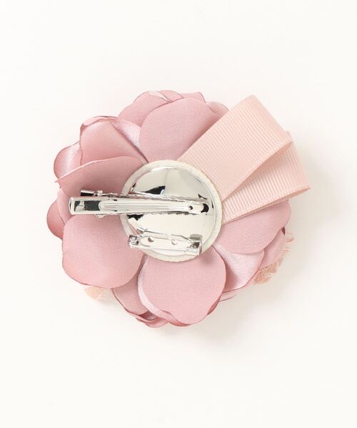 HAKKA KIDS（ハッカキッズ）の「[フォーマル対応]サテンフラワーモチーフコサージュ（ブローチ/コサージュ・キッズ・オフホワイト/ピンク・FREE）」の3枚目の写真