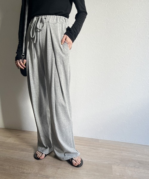 ISOOK（アイスー）の「Tuck design loose sweat pants / タックデザインルーズスウェットパンツ（その他パンツ・レディース・ブラック/グレー・FREE）」の2枚目の写真