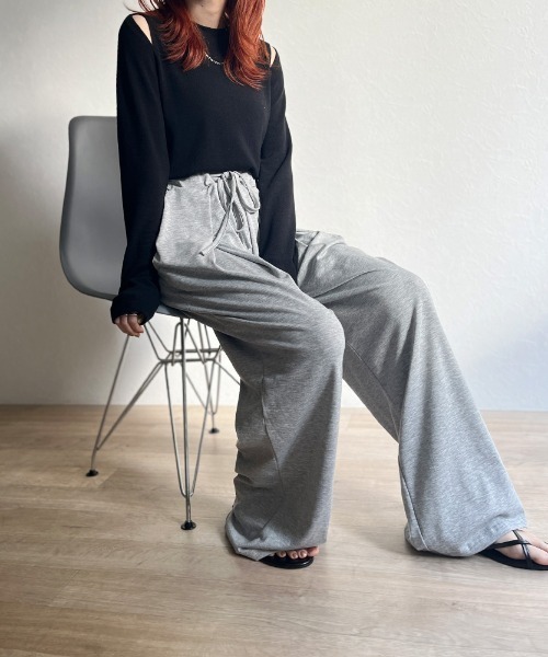 ISOOK（アイスー）の「Tuck design loose sweat pants / タックデザインルーズスウェットパンツ（その他パンツ・レディース・ブラック/グレー・FREE）」の3枚目の写真