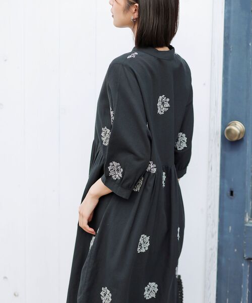 rps(アールピーエス)の「サークル刺繍7分袖ワンピース(ワンピース・レディース・アイボリー/チャコールグレー/ベージュ/ライトカーキ・フリー)」の10枚目の写真