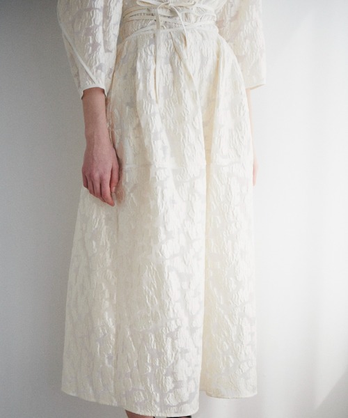 LE CIEL BLEU(ルシェルブルー)の「シアージャガードタイウエストスカート / Sheer Jacquard Tie Waist Skirt(スカート・レディース・オフホワイト/ブラック・36/34)」の4枚目の写真