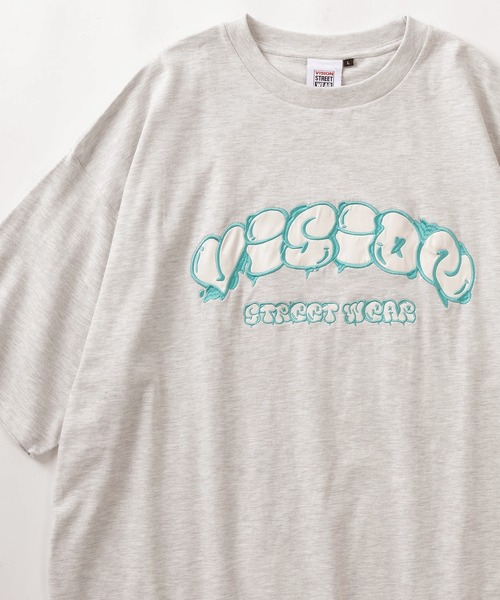 VISION STREET WEAR（ヴィジョンストリートウェア）の「【VISION STREET  WEAR/ヴィジョンストリートウェア】バブルロゴ サテン刺繍デザイン オーバーサイズ 半袖Tシャツ/ビッグシルエット（Tシャツ/カットソー・メンズ・杢グレー/ブラック/ホワイト・M/L）」の3枚目の写真