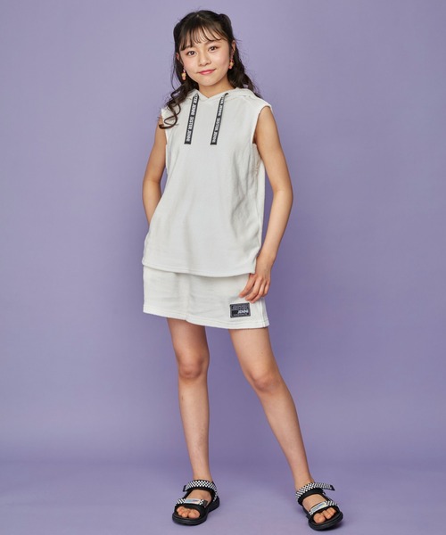 SISTER JENNI（SISTER JENNI）の「ロゴテープパイルセットアップ（タンクトップ・キッズ・オフホワイト/ブラック・130cm/160cm/140cm/150cm）」の4枚目の写真