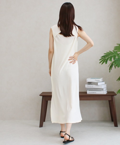 Social GIRL(ソーシャルガール)の「バックオープンリブワンピース(ワンピース・レディース・ブラック/グレイッシュベージュ/アイボリー/ブルー・M)」の2枚目の写真