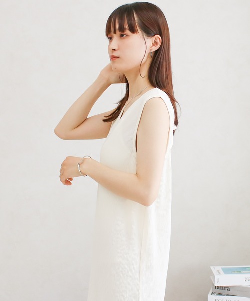 Social GIRL(ソーシャルガール)の「バックオープンリブワンピース(ワンピース・レディース・ブラック/グレイッシュベージュ/アイボリー/ブルー・M)」の13枚目の写真