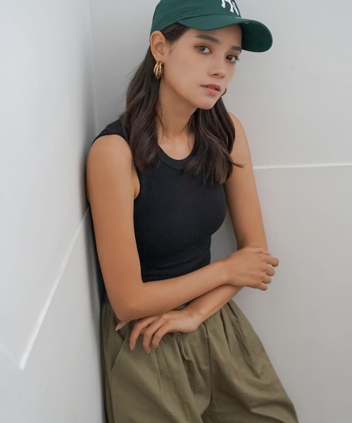 Auntie Rosa（アンティローザ）の「ショート丈コットンリブニットタンクトップ（タンクトップ・レディース・ブラック/ホワイト/ベージュ/ネイビー・SMALL/MEDIUM）」の3枚目の写真
