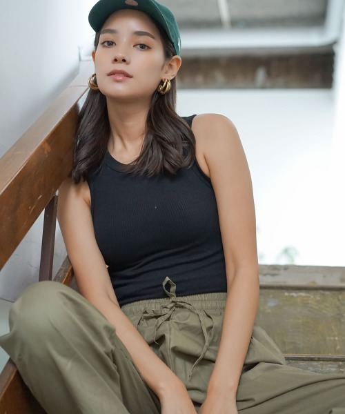 Auntie Rosa（アンティローザ）の「ショート丈コットンリブニットタンクトップ（タンクトップ・レディース・ブラック/ホワイト/ベージュ/ネイビー・SMALL/MEDIUM）」の22枚目の写真