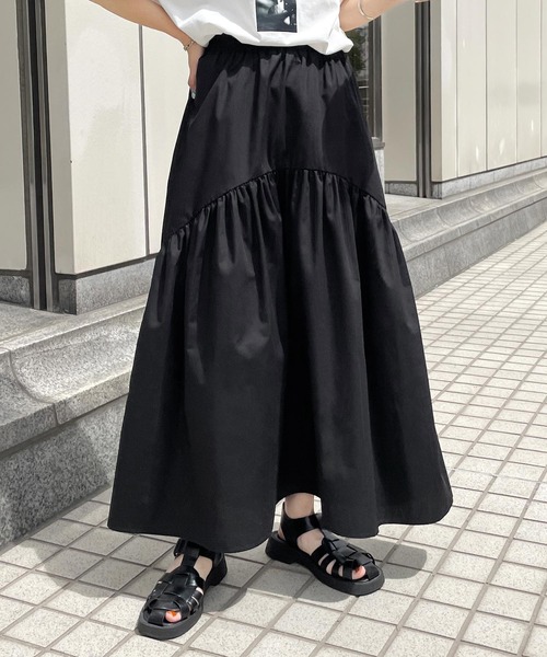 ブラック&ホワイト　カバースカート Chillfar（チルファー）の「ティアードボリュームロングスカート