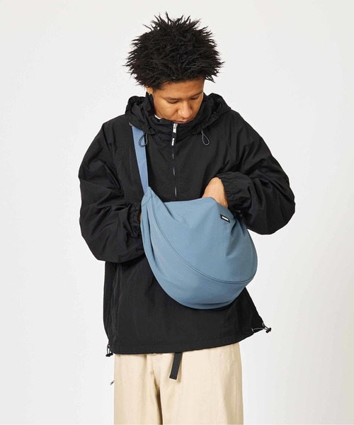 早い者勝ち XLARGE WALKY SHOULDER BAG ロゴのワンポイント◎ XLARGE（エクストララージ）の「WALKY SHOULDER BAG（ショルダー