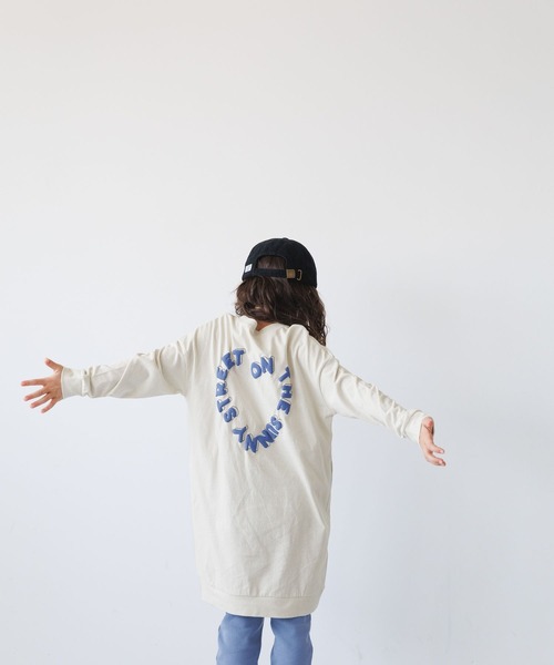 BAYFLOW（ベイフロー）の「アソートロゴビッグワンピース(KIDS)（ワンピース・キッズ・アイボリー/ブラック/パープル/オレンジ・130cm/140cm/110cm/150cm/120cm）」の3枚目の写真
