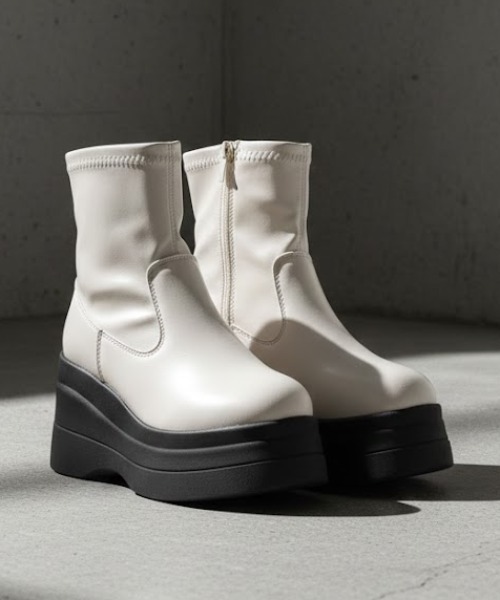 LOVEHUNTER（ラブハンター）の「+8cm 軽量厚底 トリプルソール ユニセックス ラウンドトゥショートブーツ（ブーツ・レディース・ブラック系2/ブラック系1/アイボリー系1/アイボリー系3/アイボリー系2/ブラック系3・LL/42/41/40/L/M/43/S/44/SS）」の6枚目の写真
