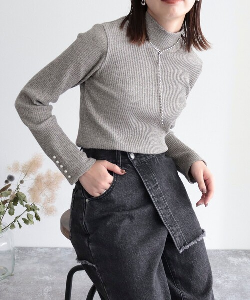 fredy emue（フレディエミュ）の「パール釦リブハイネックプルオーバー（Tシャツ/カットソー・レディース・ブラック/グレー/オフホワイト/ホワイト系その他4・38）」の4枚目の写真
