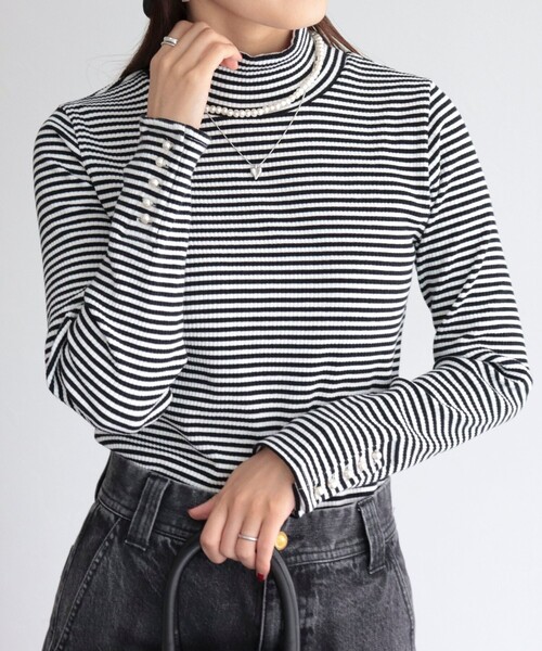 fredy emue（フレディエミュ）の「パール釦リブハイネックプルオーバー（Tシャツ/カットソー・レディース・ブラック/グレー/オフホワイト/ホワイト系その他4・38）」の2枚目の写真