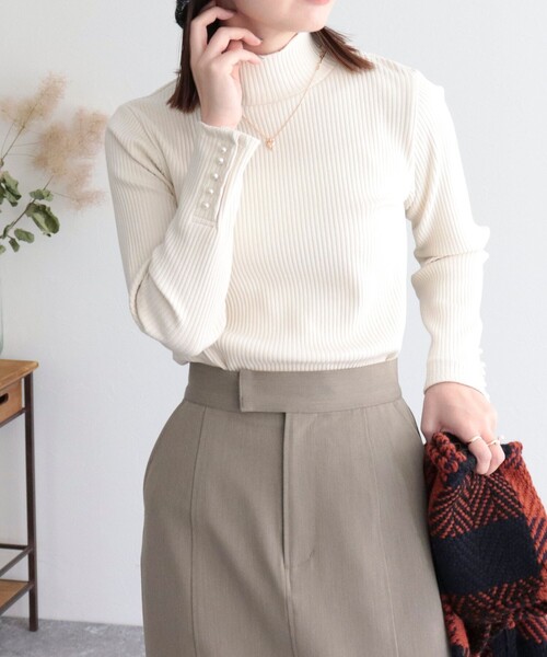 fredy emue（フレディエミュ）の「パール釦リブハイネックプルオーバー（Tシャツ/カットソー・レディース・ブラック/グレー/オフホワイト/ホワイト系その他4・38）」の11枚目の写真