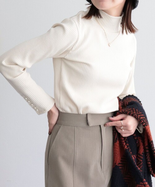 fredy emue（フレディエミュ）の「パール釦リブハイネックプルオーバー（Tシャツ/カットソー・レディース・ブラック/グレー/オフホワイト/ホワイト系その他4・38）」の12枚目の写真