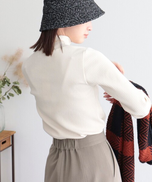 fredy emue（フレディエミュ）の「パール釦リブハイネックプルオーバー（Tシャツ/カットソー・レディース・ブラック/グレー/オフホワイト/ホワイト系その他4・38）」の14枚目の写真