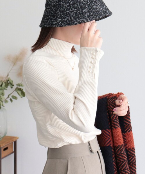 fredy emue（フレディエミュ）の「パール釦リブハイネックプルオーバー（Tシャツ/カットソー・レディース・ブラック/グレー/オフホワイト/ホワイト系その他4・38）」の15枚目の写真