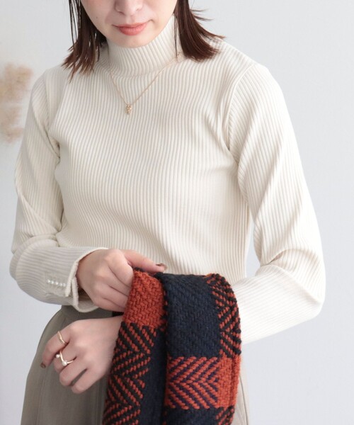 fredy emue（フレディエミュ）の「パール釦リブハイネックプルオーバー（Tシャツ/カットソー・レディース・ブラック/グレー/オフホワイト/ホワイト系その他4・38）」の16枚目の写真