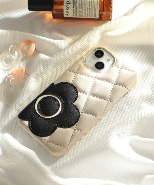 MARY QUANT（マリークワント）の「【MARY QUANT】キルトレザーシェルケース iPhone 15/ iPhone 14/ iPhone 13 兼用 ※（スマホケース/カバー・レディース・ピンク/ベージュ/ブラック/アイボリー/グレイッシュベージュ・iPhone 13/14/15）」の2枚目の写真