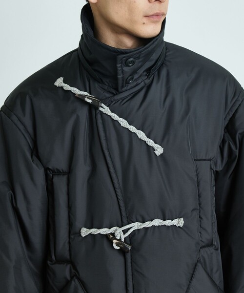 PUBLIC TOKYO（パブリックトウキョウ）の「〈超軽量 / 撥水 / 通気性〉スリーピーHEATパフダッフルコート（ダッフルコート・メンズ・ブラック・1/2）」の8枚目の写真