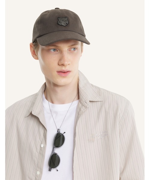 Maison Kitsune(メゾンキツネ)の「BOLD FOX HEAD 6P CAP(キャップ・メンズ・ブルー系その他/ローズ系/キナリ/ダークグリーン/ブラウン系その他/モスグリーン/ネイビー/ブラウン/ブルー/ライトオリーブ/ダークブラウン系・U)」の17枚目の写真