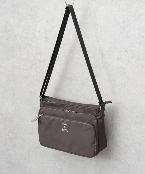 anello（アネロ）の「CABIN キャビン 撥水加工 10ポケット 多収納 ショルダーバッグ A5対応（ショルダーバッグ・レディース・グレイッシュベージュ/ブラック/スミクロ・FREE）」の2枚目の写真