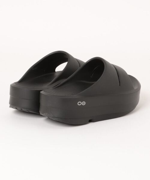 OOFOS（ウーフォス）の「OOmega OOahh　2000730050232（サンダル・レディース・ブラック・3/4/5/6/7/8/9）」の2枚目の写真