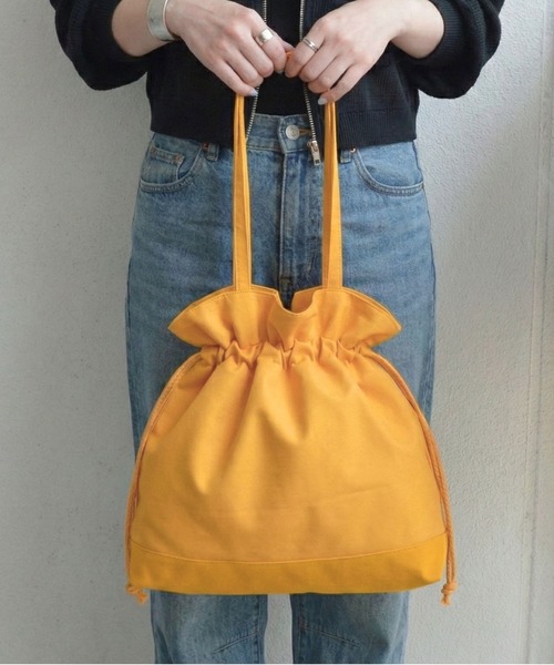 styiro(スタイロ)の「【A4サイズ収納可】BIG巾着ショルダーバッグ(ショルダーバッグ・レディース・ベージュ系その他/ブラック/ホワイト/イエロー・FREE)」の4枚目の写真