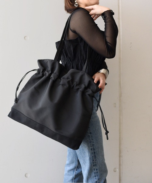 styiro(スタイロ)の「【A4サイズ収納可】BIG巾着ショルダーバッグ(ショルダーバッグ・レディース・ベージュ系その他/ブラック/ホワイト/イエロー・FREE)」の14枚目の写真