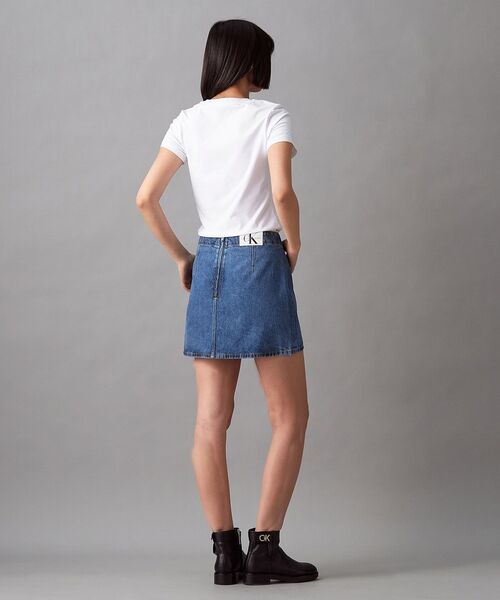 Calvin Klein(カルバン・クライン)の「シュランクン インスティテューショナル Tシャツ(Tシャツ/カットソー・レディース・ブラック/ホワイト・S/XS/L/M)」の4枚目の写真