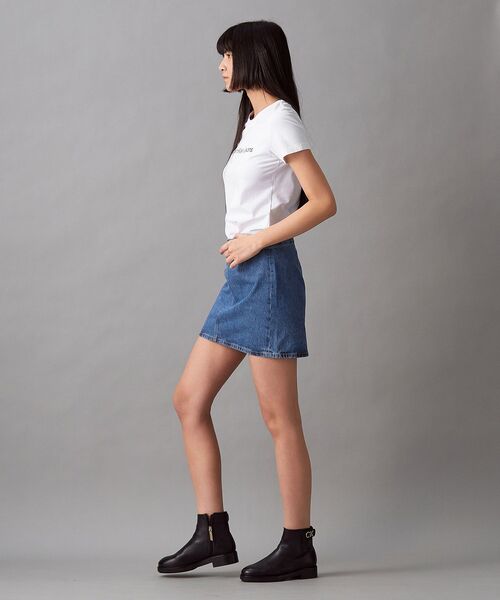 Calvin Klein(カルバン・クライン)の「シュランクン インスティテューショナル Tシャツ(Tシャツ/カットソー・レディース・ブラック/ホワイト・S/XS/L/M)」の5枚目の写真