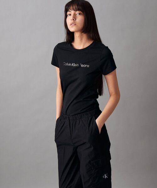 Calvin Klein(カルバン・クライン)の「シュランクン インスティテューショナル Tシャツ(Tシャツ/カットソー・レディース・ブラック/ホワイト・S/XS/L/M)」の7枚目の写真